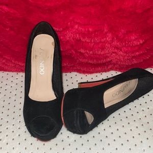 Seisnido size 36 black velvet with red heels.
